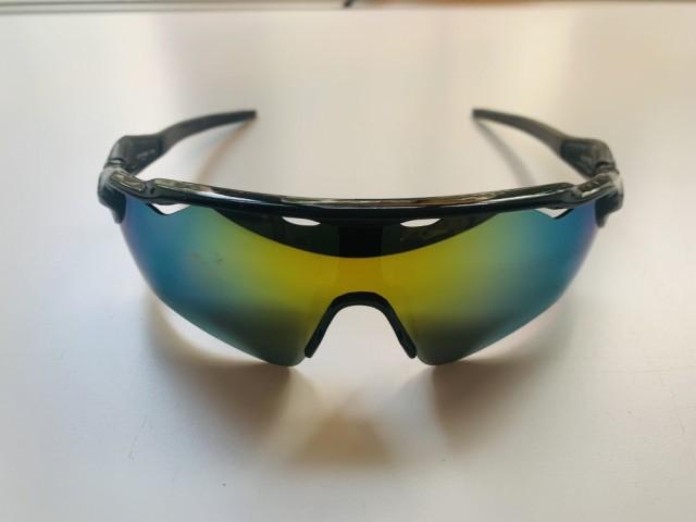 Farge 1: Sort m/ farget glass